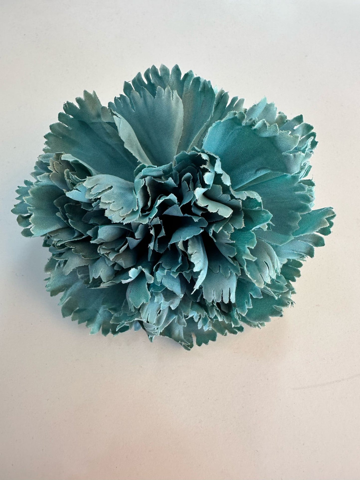 Clavel verde empolvado