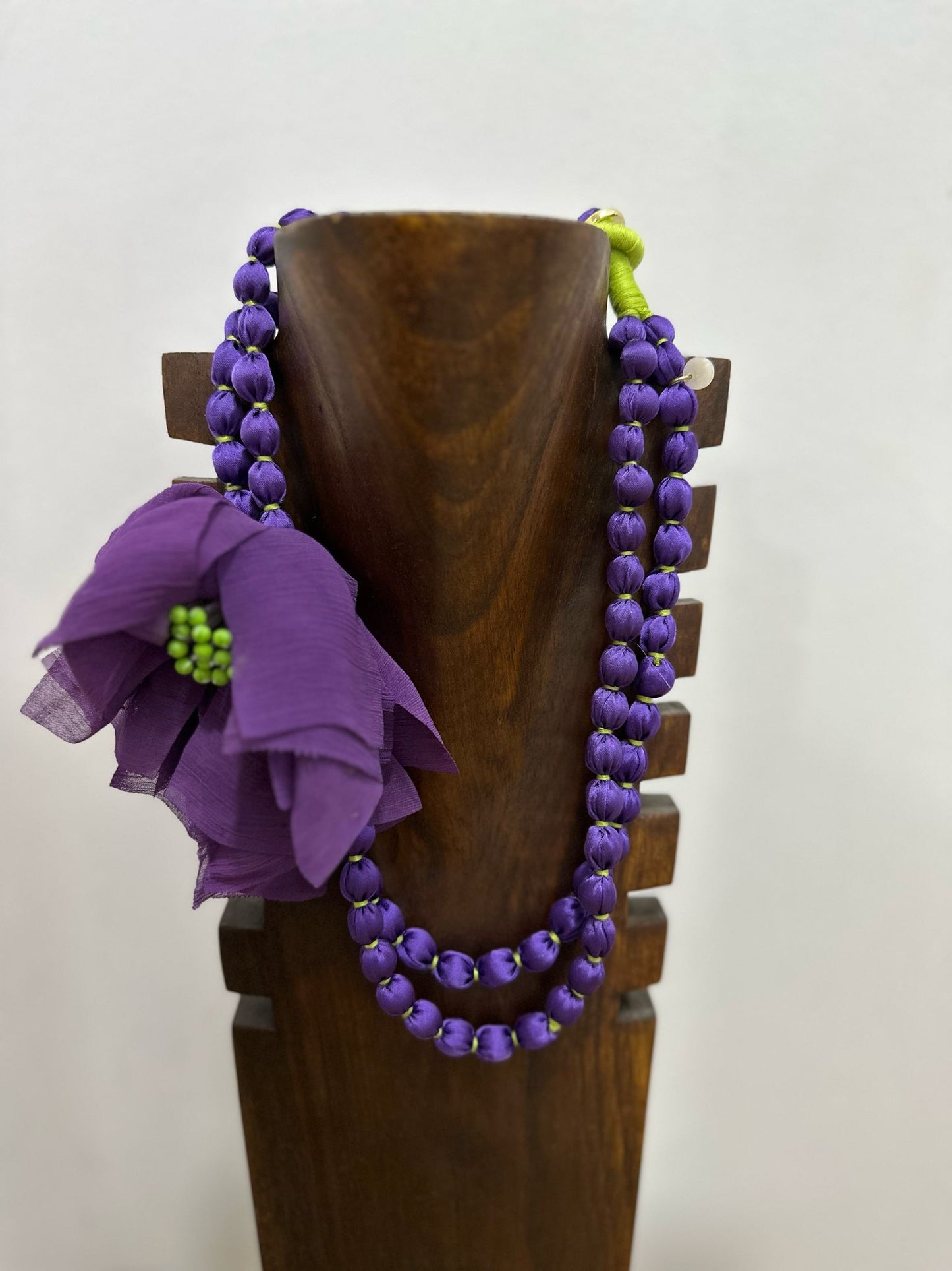 Collar tejido morado y verde