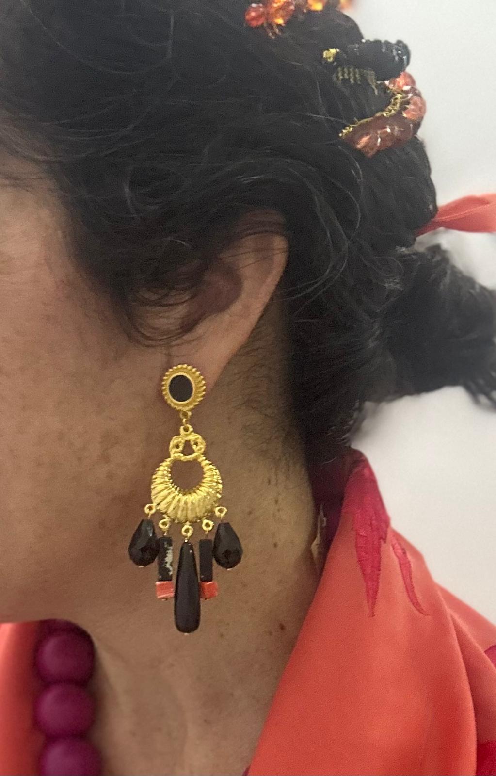 Pendientes dorado piedras negra y coral