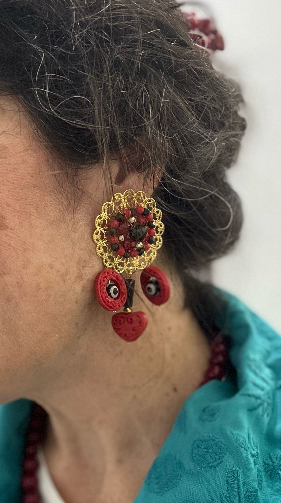 Pendientes dorado rojo y negro