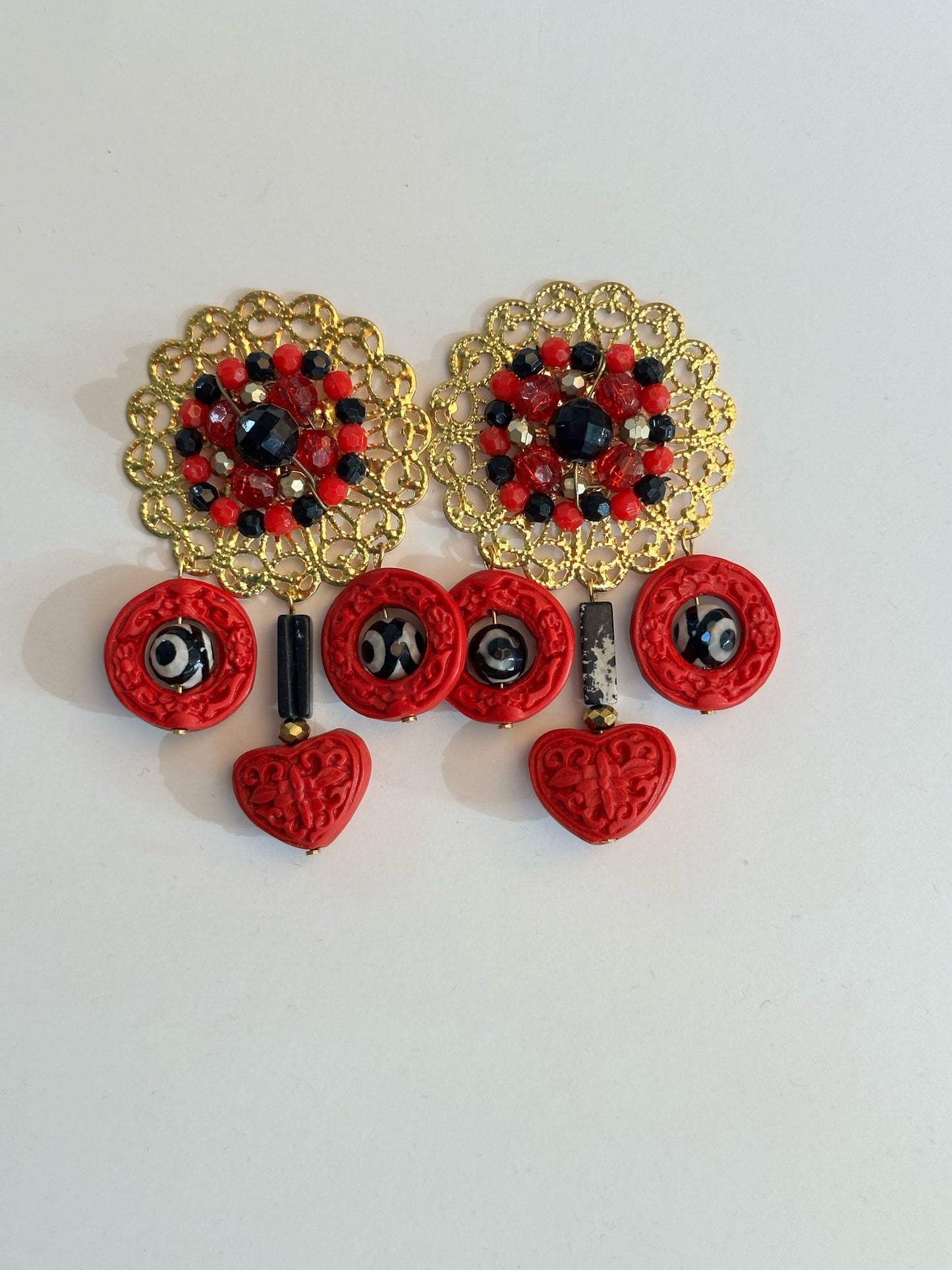 Pendientes dorado rojo y negro