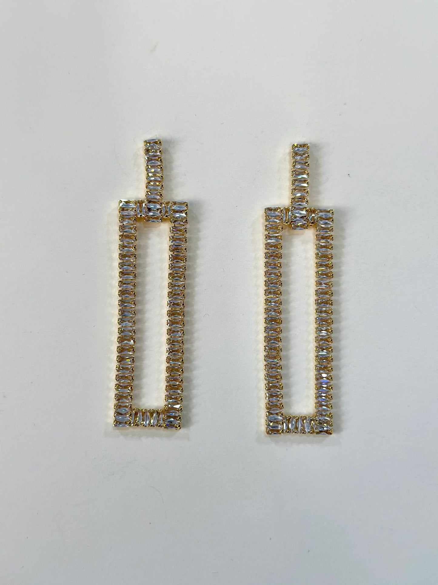 Pendiente dorado y piedras negras