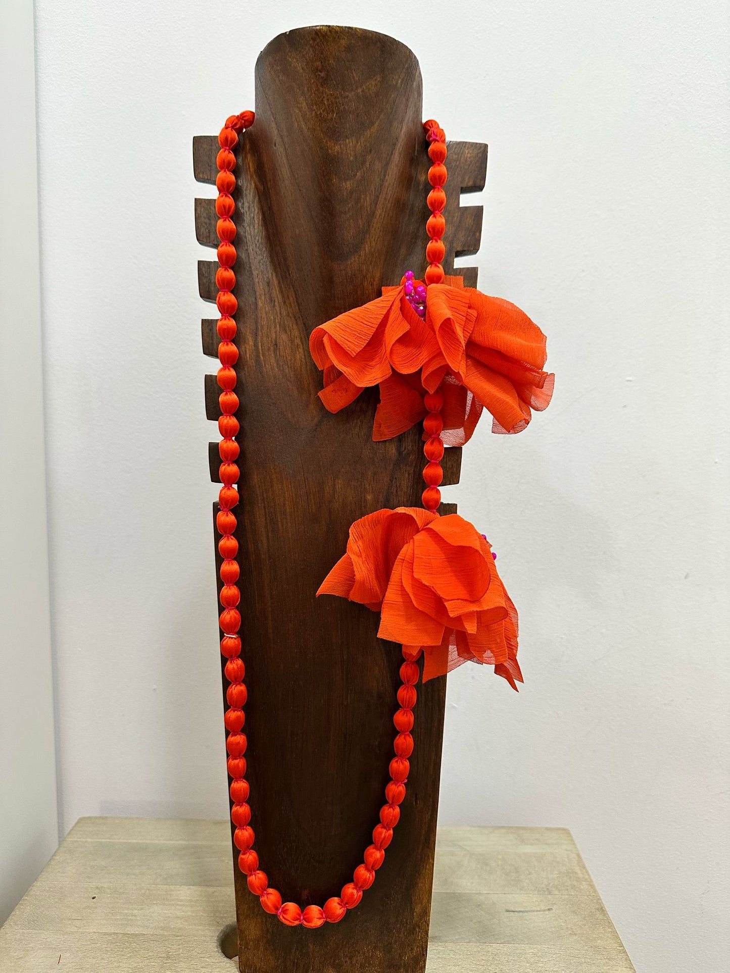 Collar tejido naranja polen fucsia