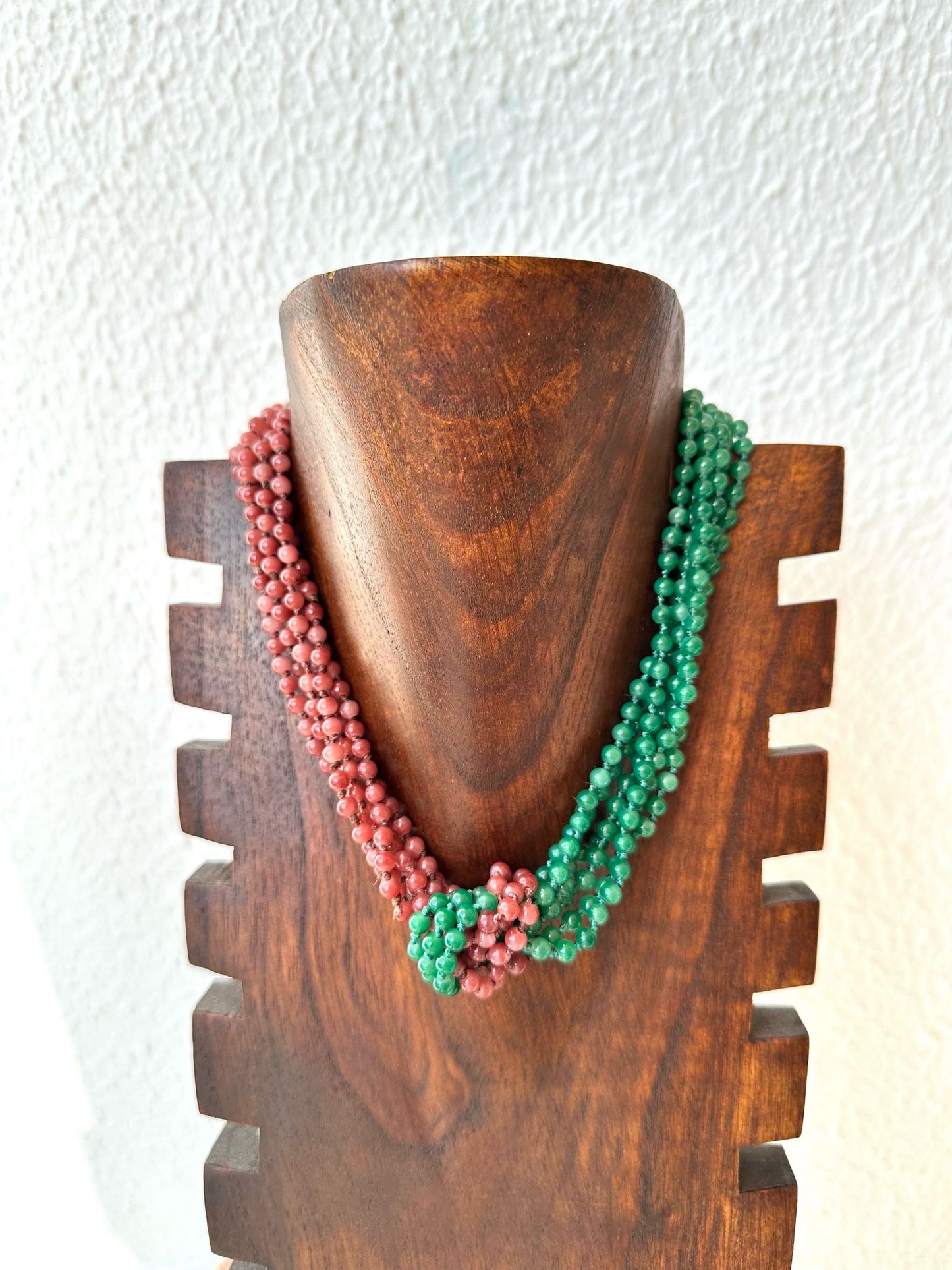 Collar verde y burdeos