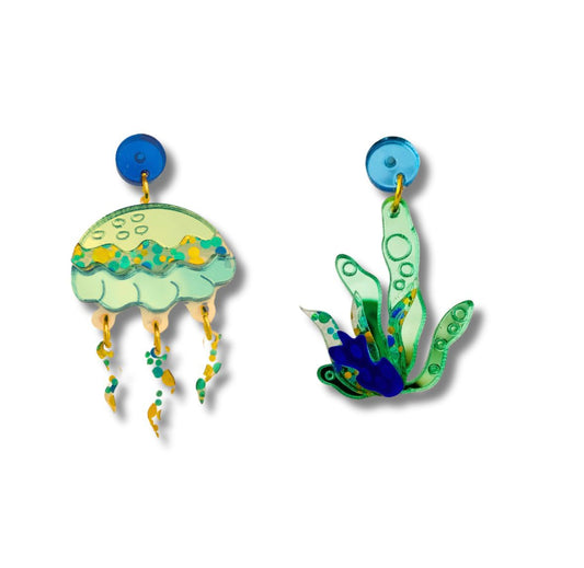Medusa y alga verde agua
