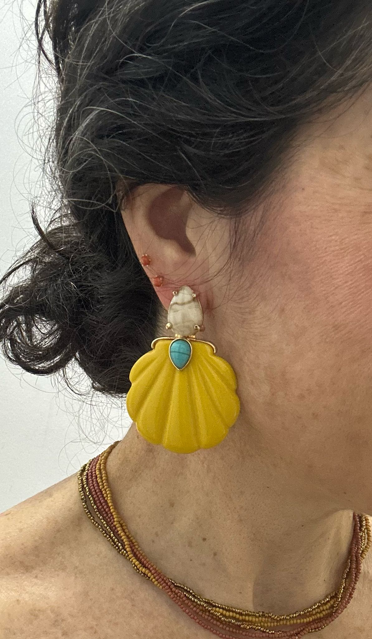 Pendientes amarillo ocre con piedra beige y turquesa