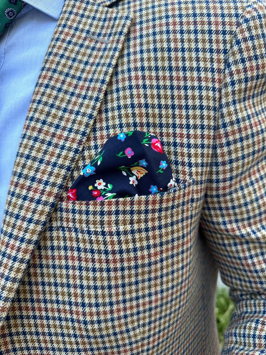Pañuelo de seda azul marino con flores
